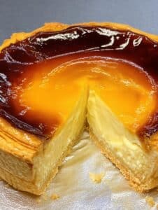 Flan du Boulanger crémeux et doré dans un moule, prêt à être servi.